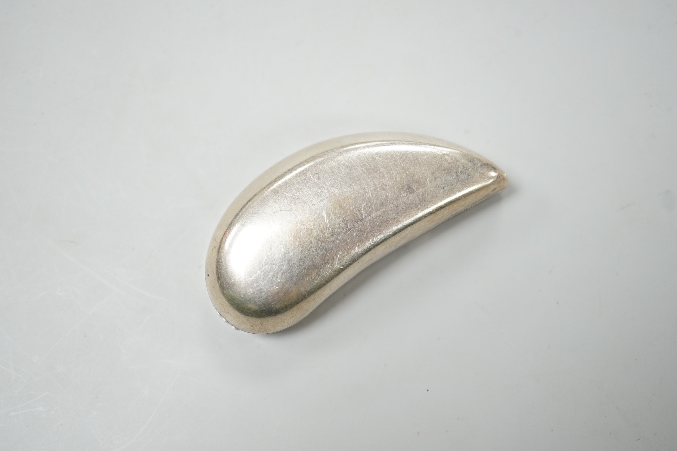 A late Victorian silver kidney shaped snuff box, by Sampson Mordan & Co, London, 1897, 69mm.